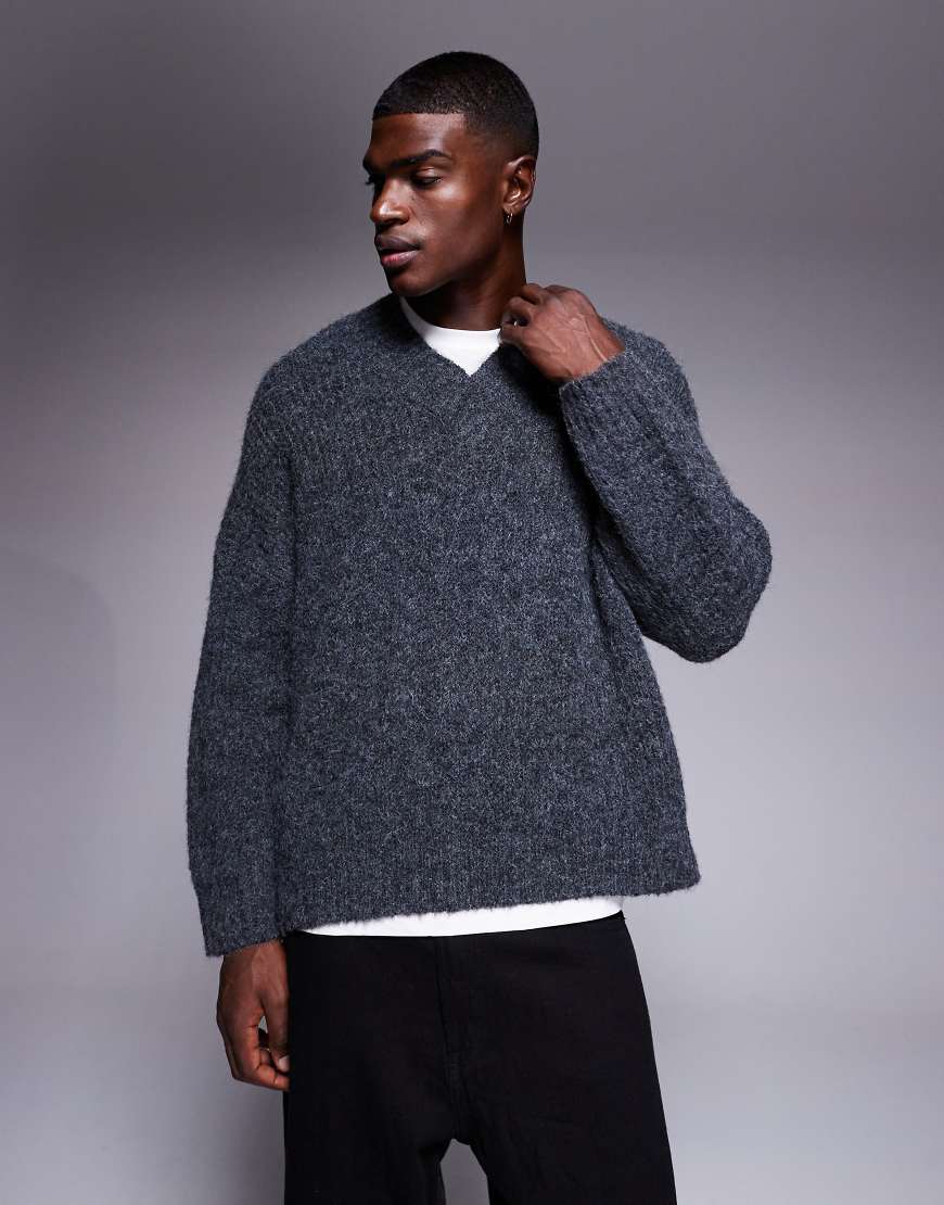 ASOS DESIGN - Kastiger Strickpullover in Anthrazit mit extremer Oversize-Passform und V-Ausschnitt-Grau von ASOS DESIGN