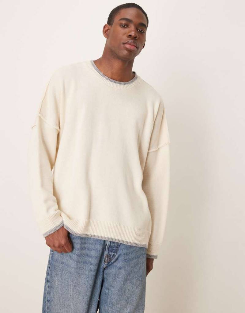 ASOS DESIGN - Kastiger Strickpullover in Beige mit Ziernaht und grauem Zierstreifen in extremer Oversize-Passform-Neutral von ASOS DESIGN