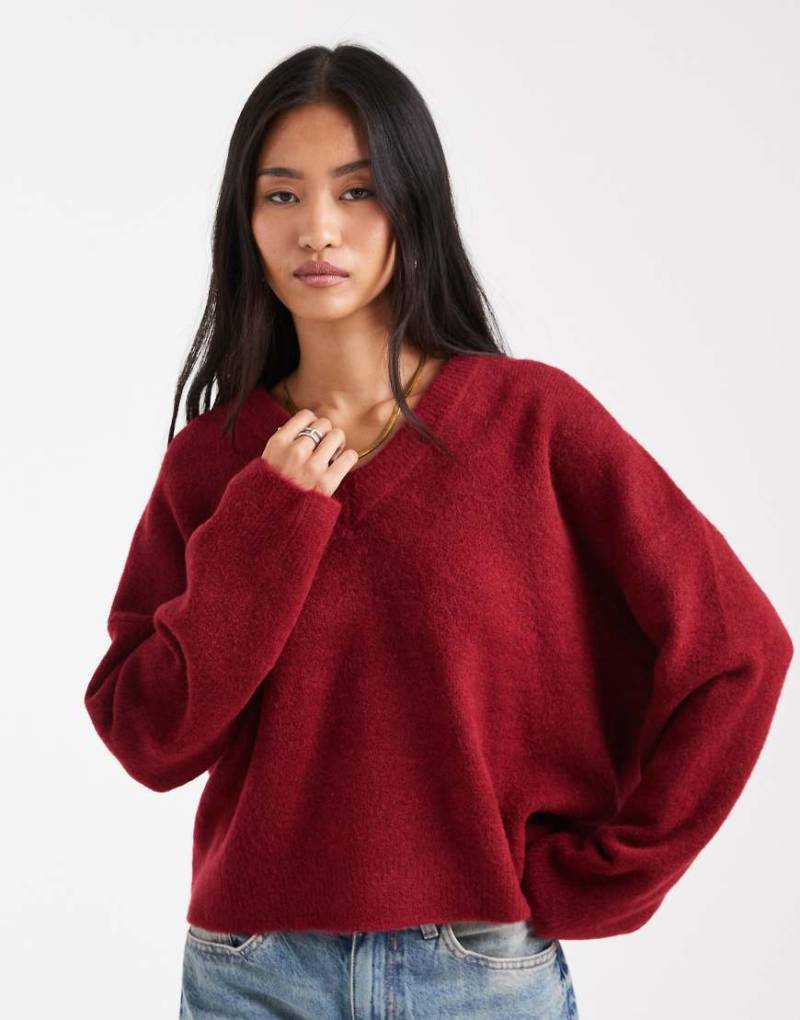 ASOS DESIGN - Kastiger Strickpullover in Burgunderrot mit V-Ausschnitt von ASOS DESIGN