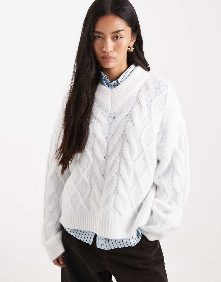 ASOS DESIGN - Kastiger Strickpullover in Cremeweiß mit hohem V-Ausschnitt von ASOS DESIGN