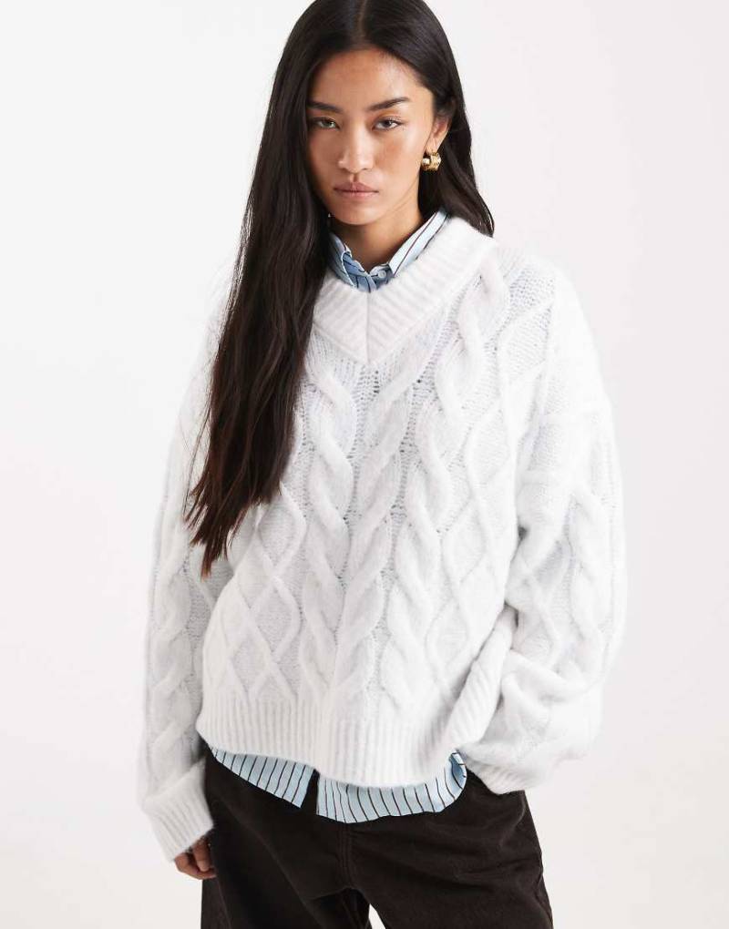 ASOS DESIGN - Kastiger Strickpullover in Cremeweiß mit hohem V-Ausschnitt von ASOS DESIGN