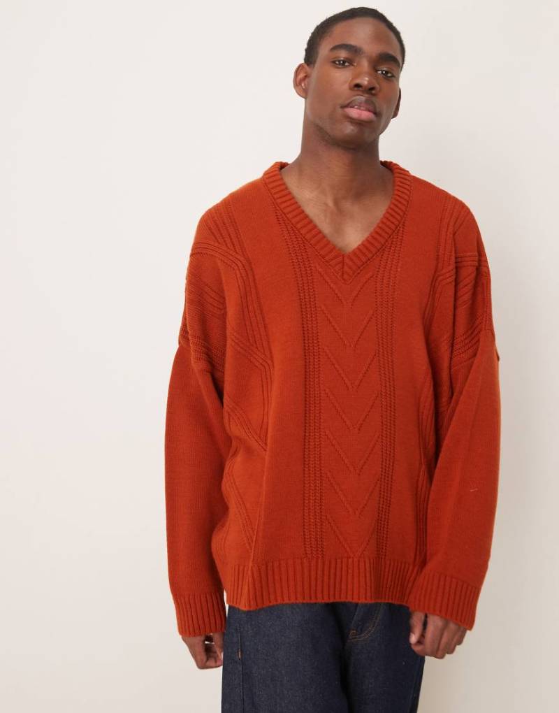 ASOS DESIGN - Strickpullover in Dunkel-Orange mit Maschendetail und V-Ausschnitt in extremer Oversize-Passform von ASOS DESIGN