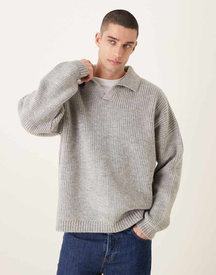 ASOS DESIGN - Kastiger Strickpullover in Grau mit Patentmuster, extremer Oversize-Passform und eingekerbtem Ausschnitt von ASOS DESIGN