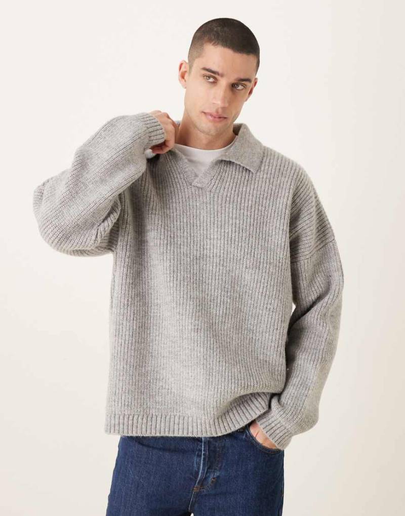ASOS DESIGN - Kastiger Strickpullover in Grau mit Patentmuster, extremer Oversize-Passform und eingekerbtem Ausschnitt von ASOS DESIGN