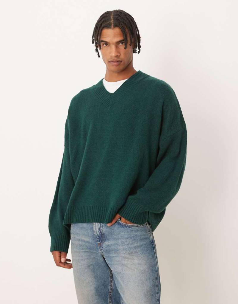 ASOS DESIGN - Kastiger Strickpullover in Grün mit extremer Oversize-Passform und V-Ausschnitt von ASOS DESIGN