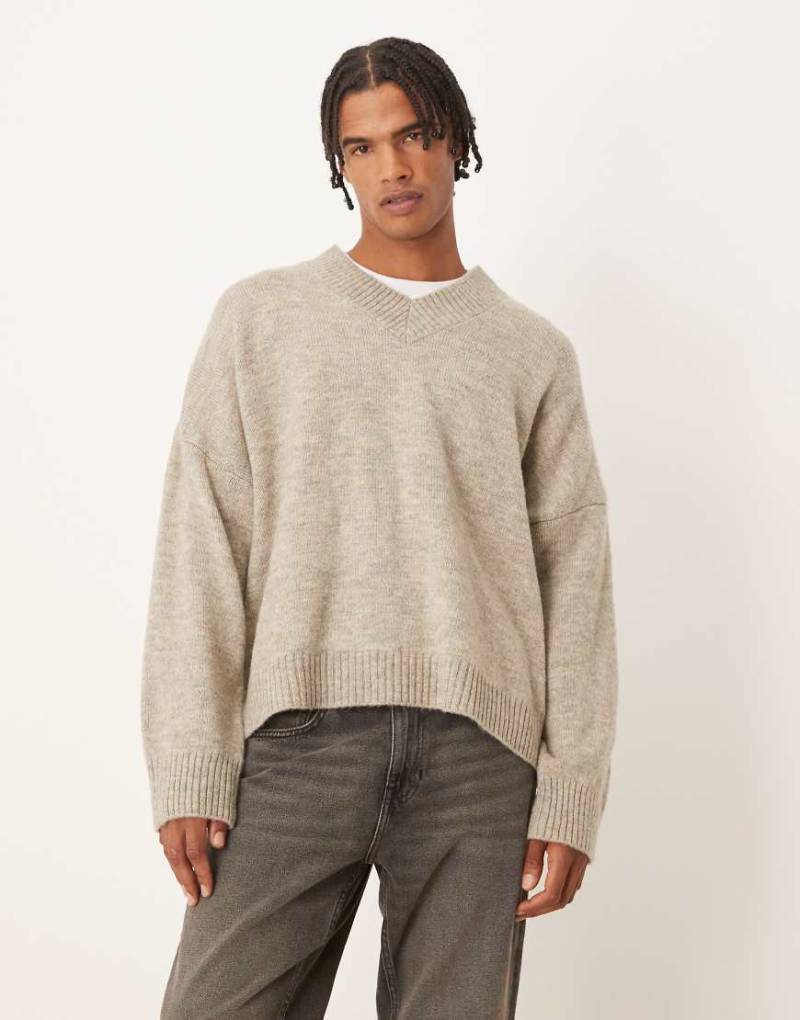 ASOS DESIGN - Kastiger Strickpullover in Taupe mit extremer Oversize-Passform und V-Ausschnitt-Brown von ASOS DESIGN