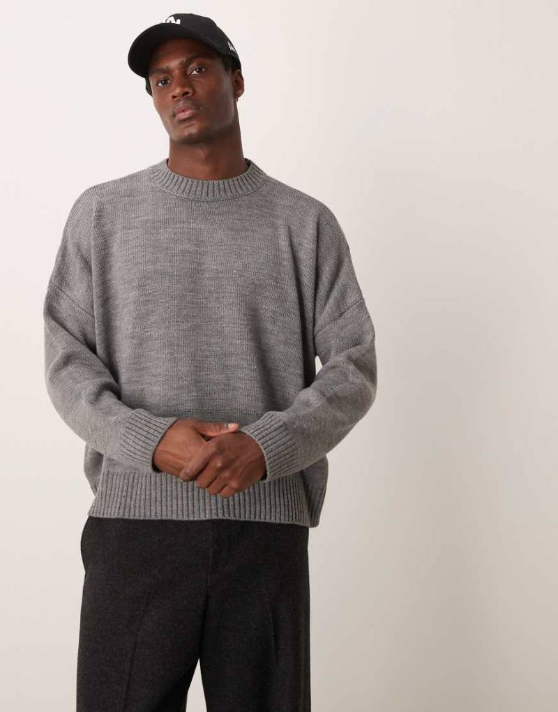 ASOS DESIGN - Kastiger Strickpullover in grau meliert mit extremer Oversize-Passform-Braun von ASOS DESIGN