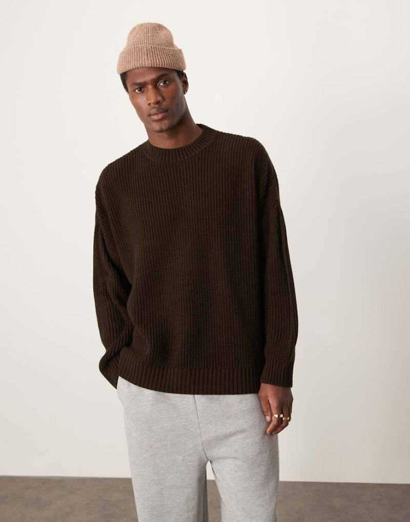 ASOS DESIGN - Kastiger Super-Oversize-Strickpullover in geripptem Dunkelbraun von ASOS DESIGN