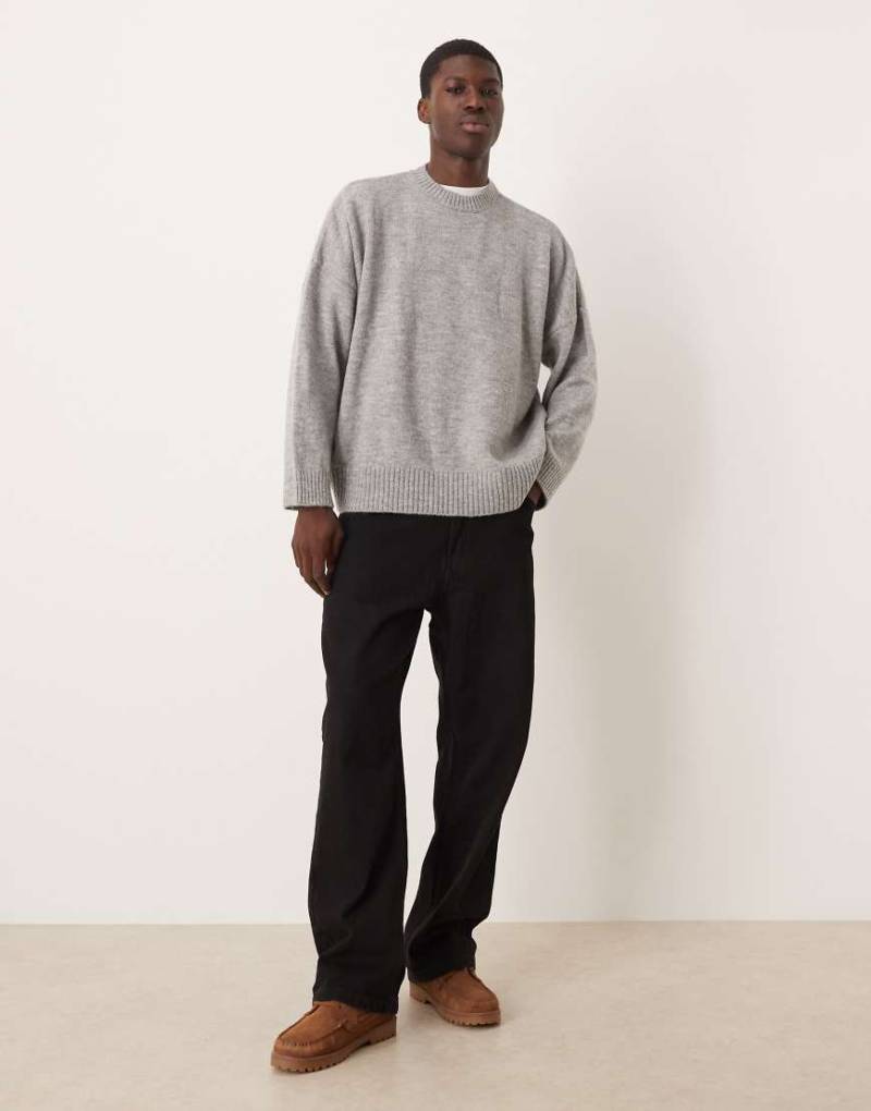 ASOS DESIGN - Kastiger Super-Oversize-Strickpullover in meliertem Grau mit Rundhalsausschnitt von ASOS DESIGN