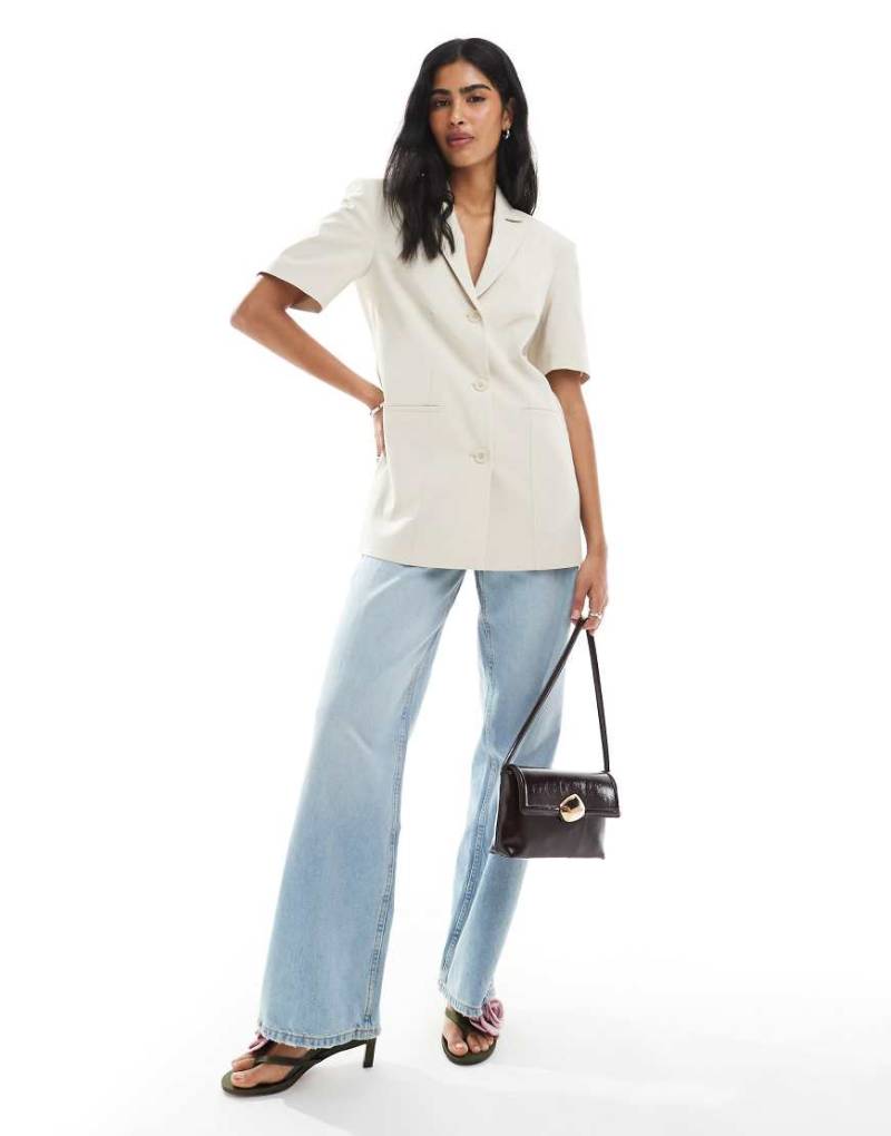 ASOS DESIGN - Kastiger kurzärmliger Oversize-Blazer in Stein-Neutral von ASOS DESIGN