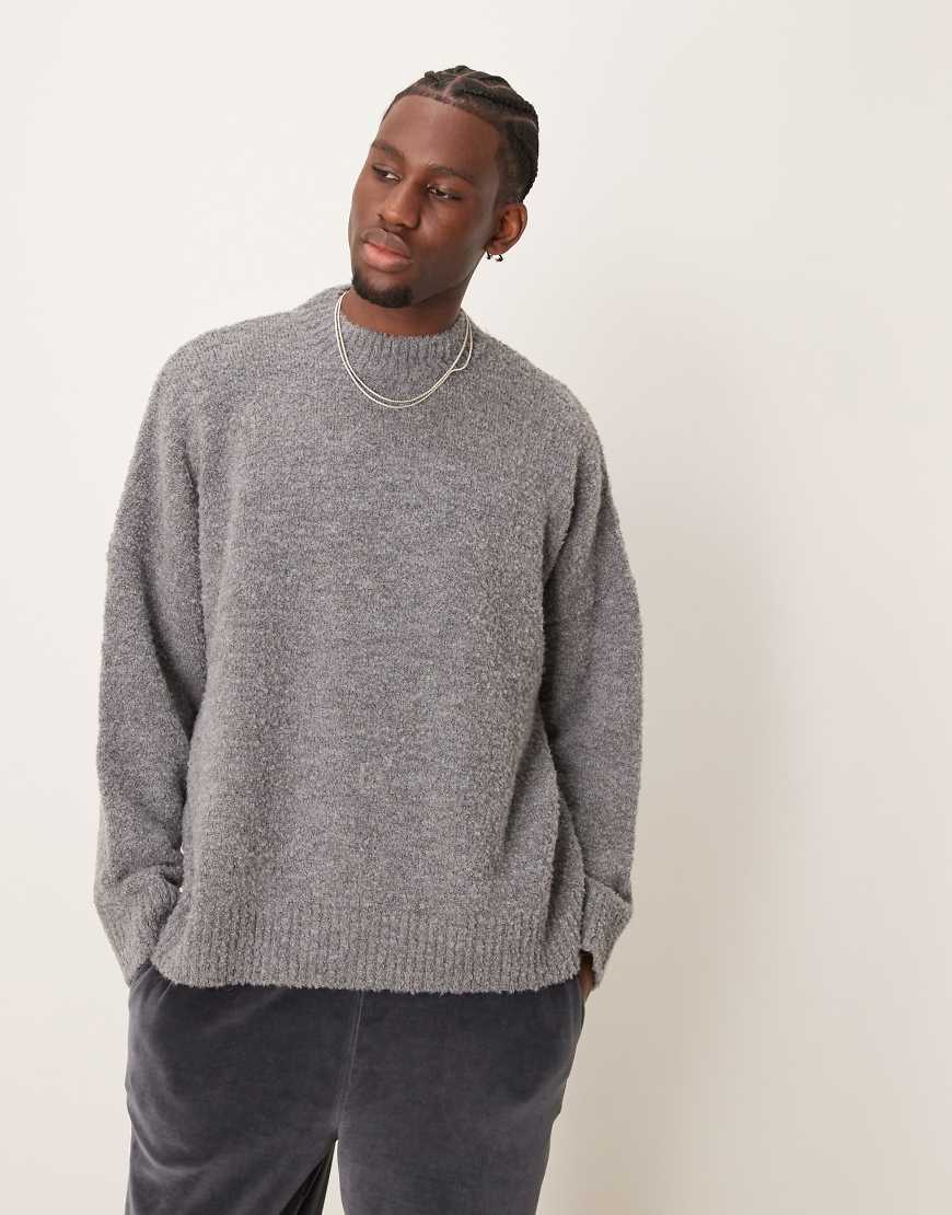 ASOS DESIGN - Kastiger strukturierter Strickpullover in Grau mit extremer Oversize-Passform und Rundhalsausschnitt von ASOS DESIGN