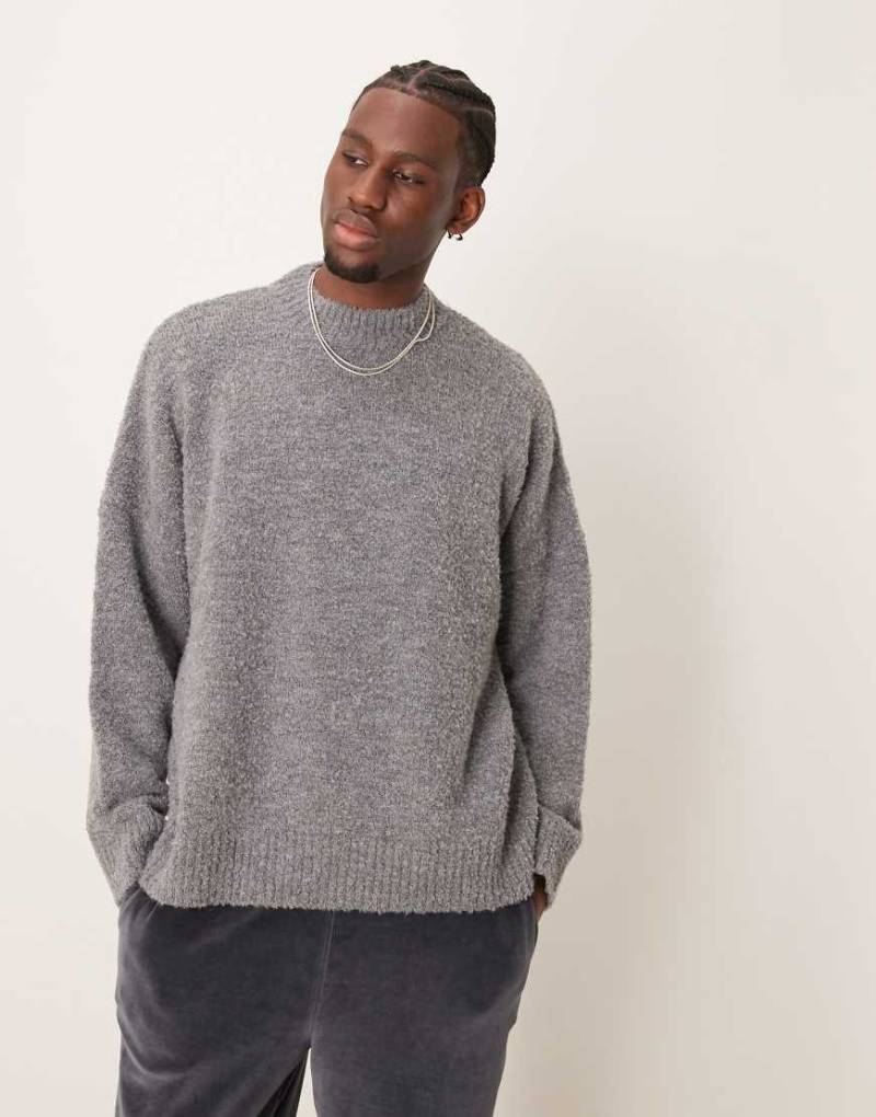 ASOS DESIGN - Kastiger strukturierter Strickpullover in Grau mit extremer Oversize-Passform und Rundhalsausschnitt von ASOS DESIGN