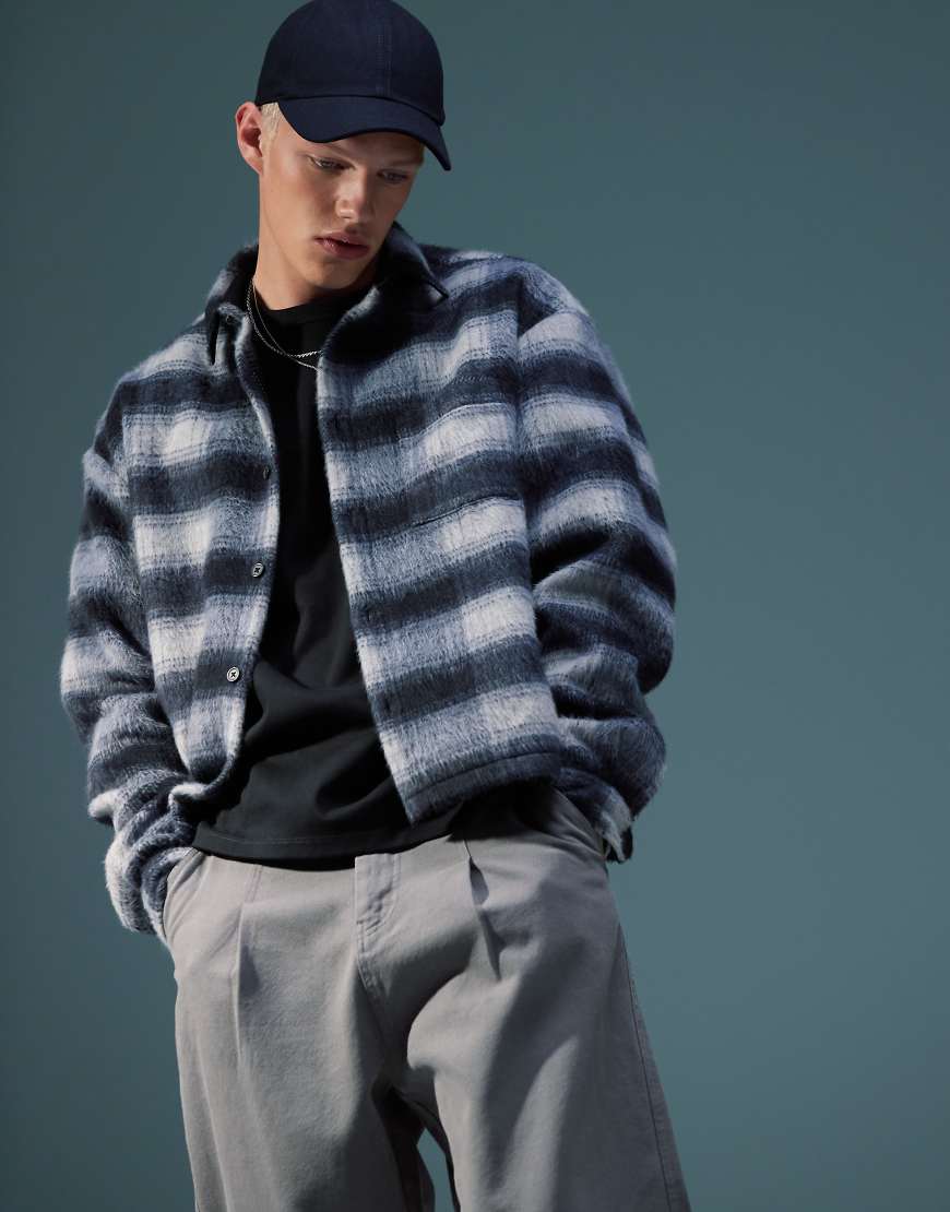 ASOS DESIGN - Kastiges, angerautes Oversize-Hemd in kariertem Marineblau von ASOS DESIGN
