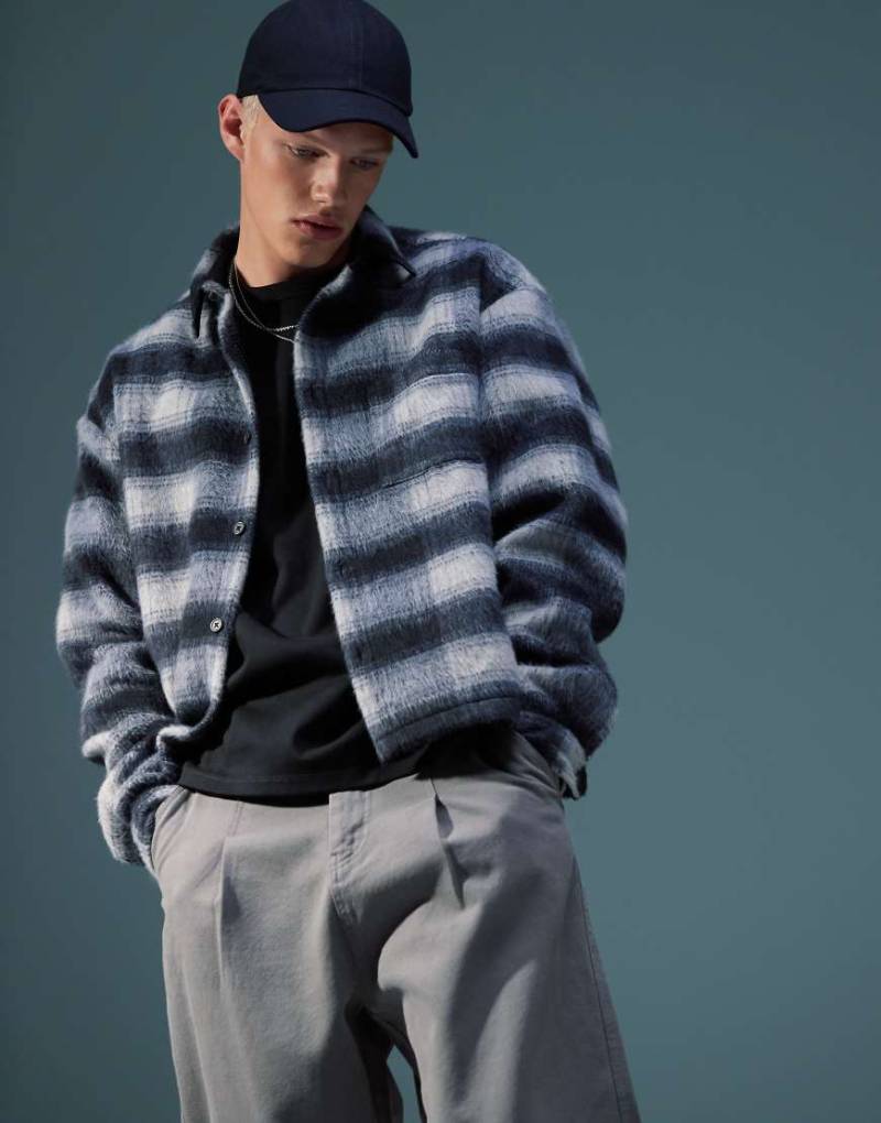 ASOS DESIGN - Kastiges, angerautes Oversize-Hemd in kariertem Marineblau von ASOS DESIGN