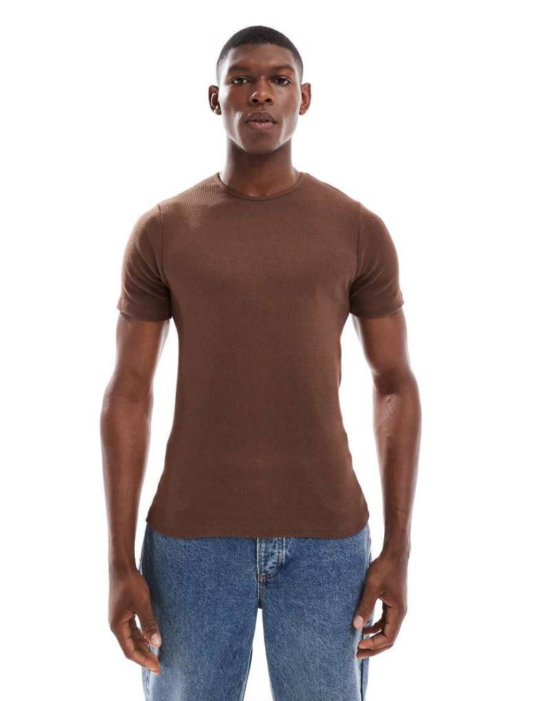 ASOS DESIGN - Kastiges, geripptes Muskel-T-Shirt in Braun von ASOS DESIGN