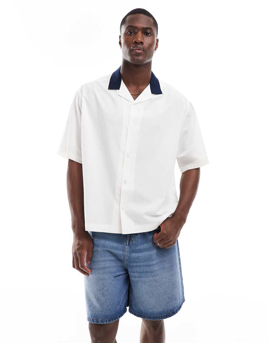 ASOS DESIGN - Kastiges, geripptes Oversize-Hemd in Weiß mit Reverskragen ASOS DESIGN - Kastiges, geripptes Oversize-Hemd in Weiß mit Reverskragen von ASOS DESIGN