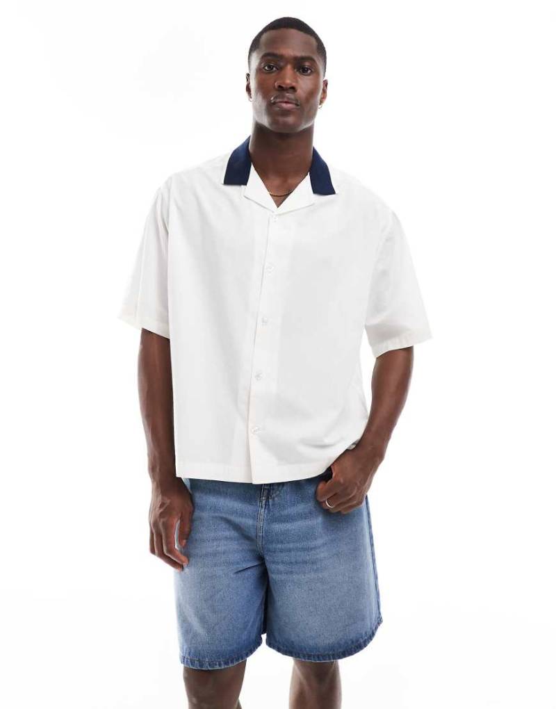ASOS DESIGN - Kastiges, geripptes Oversize-Hemd in Weiß mit Reverskragen von ASOS DESIGN