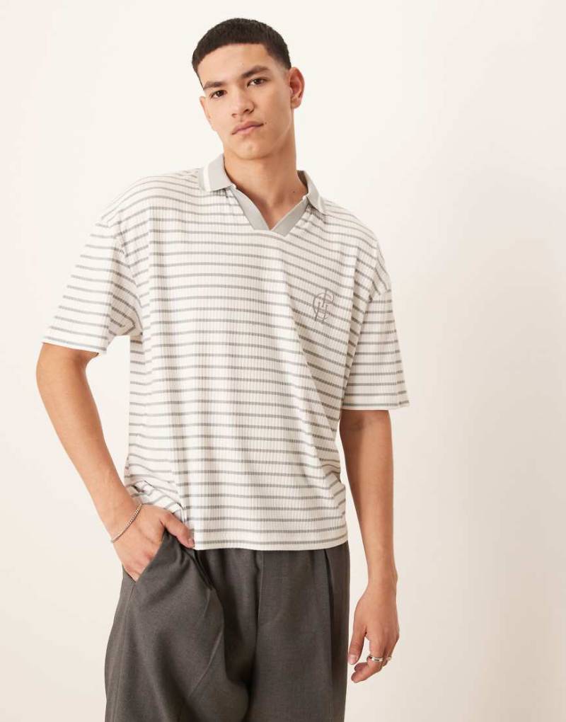 ASOS DESIGN - Kastiges, geripptes Oversize-Polohemd mit Brust-Logo und Streifen in Blau und Weiß-Bunt von ASOS DESIGN