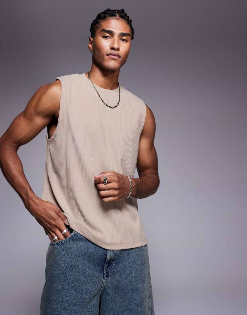 ASOS DESIGN - Kastiges, geripptes Tanktop in Braun-Neutral von ASOS DESIGN
