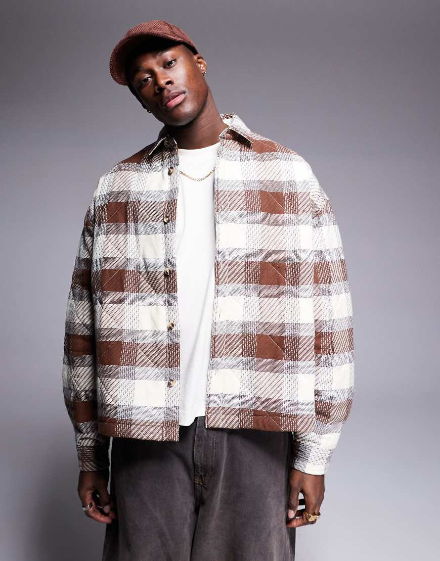 ASOS DESIGN - Kastiges, gestepptes Oversize-Hemd in Braun kariert ASOS DESIGN - Kastiges, gestepptes Oversize-Hemd in Braun kariert von ASOS DESIGN
