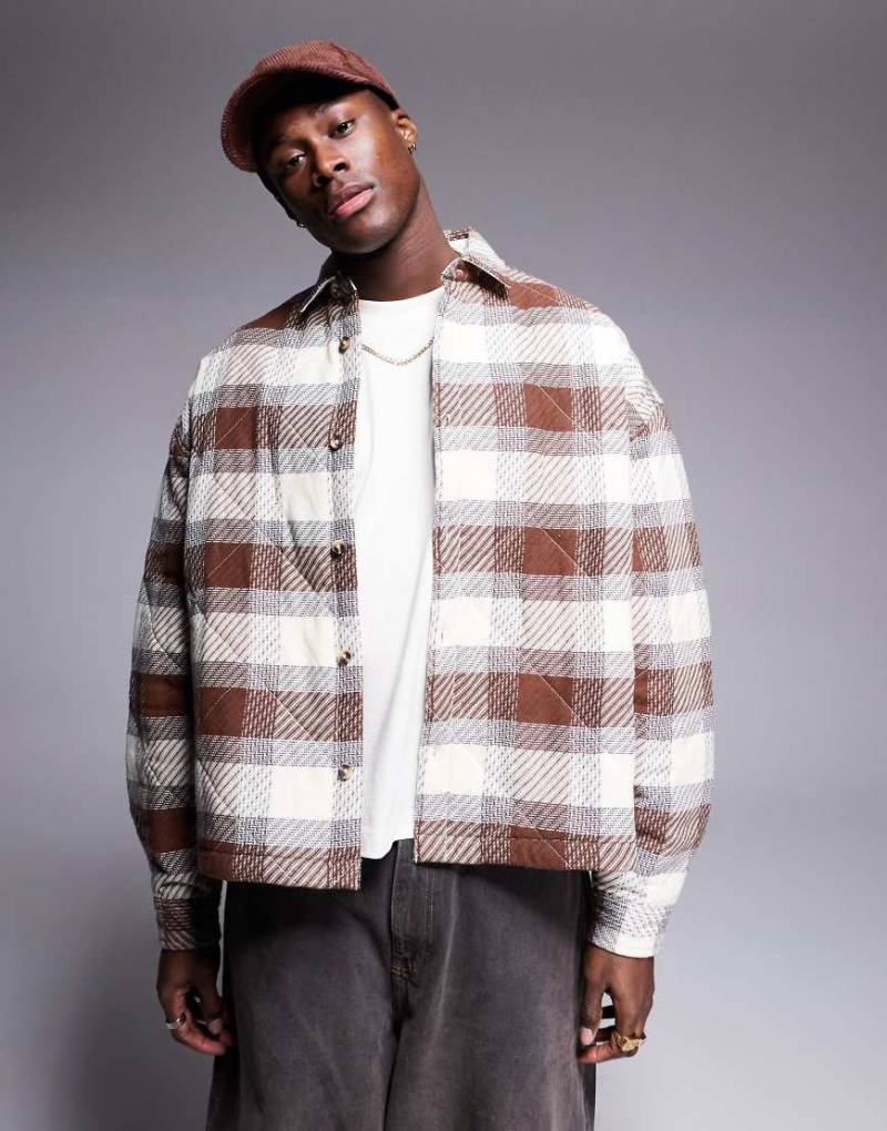 ASOS DESIGN - Kastiges, gestepptes Oversize-Hemd in Braun kariert von ASOS DESIGN