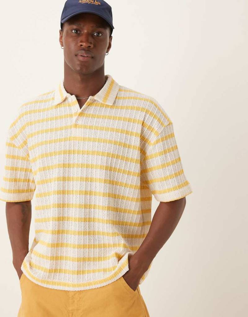 ASOS DESIGN - Kastiges, gestreiftes Oversize-Polohemd in strukturiertem Weiß und Gelb-Bunt von ASOS DESIGN
