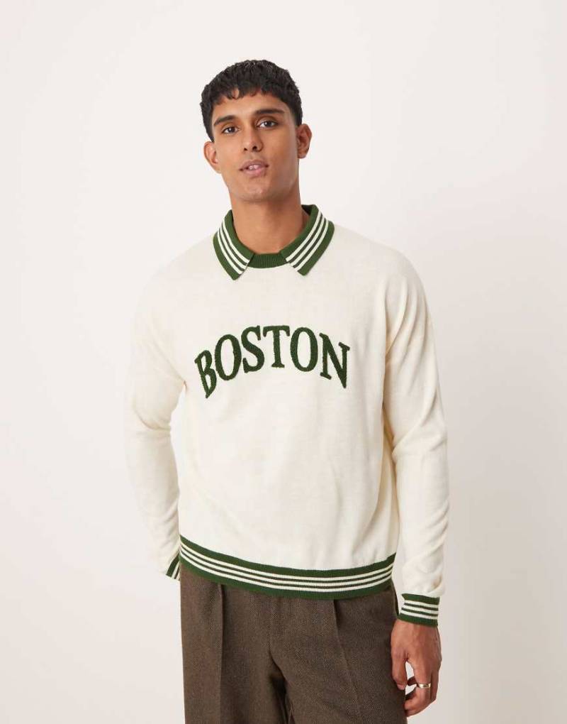 ASOS DESIGN - Kastiger, gestrickter Relaxed Fit Polo-Pullover in Cremeweiß mit College-Schriftzug-Neutral von ASOS DESIGN
