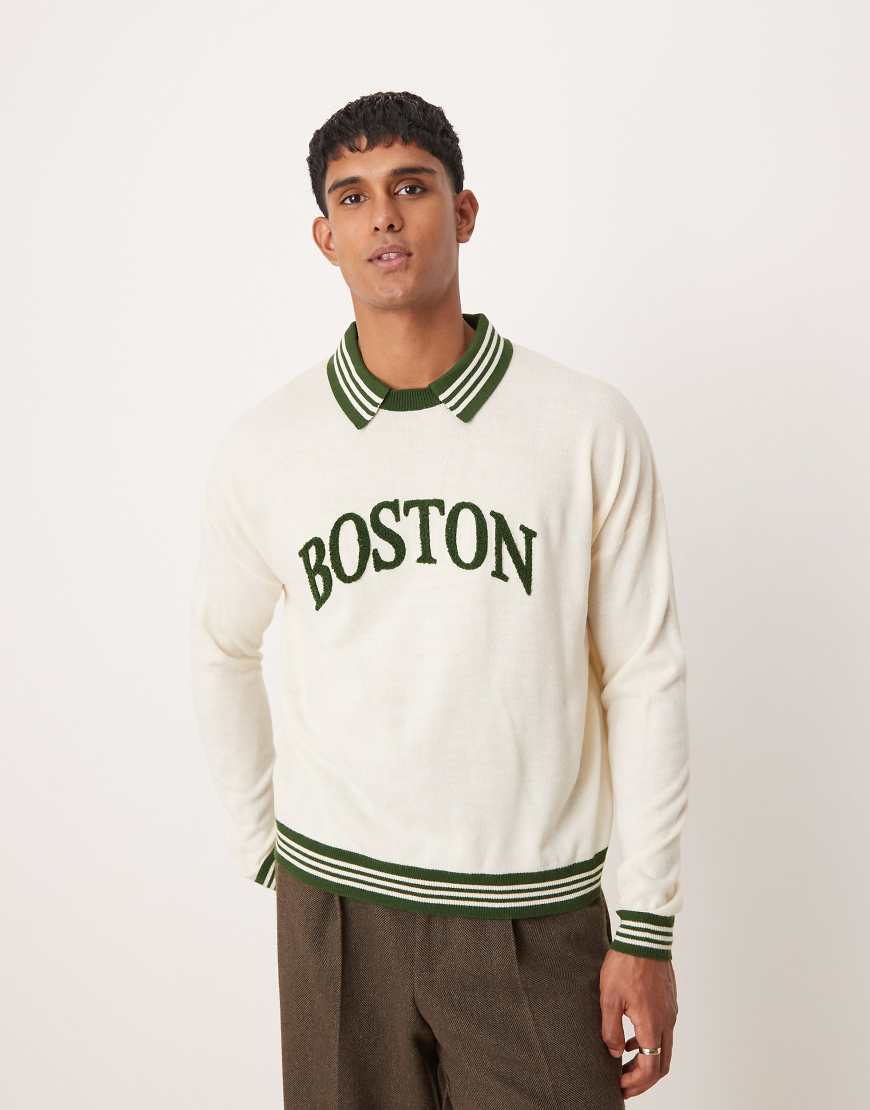 ASOS DESIGN - Kastiger, gestrickter Relaxed Fit Polo-Pullover in Cremeweiß mit College-Schriftzug-Neutral von ASOS DESIGN