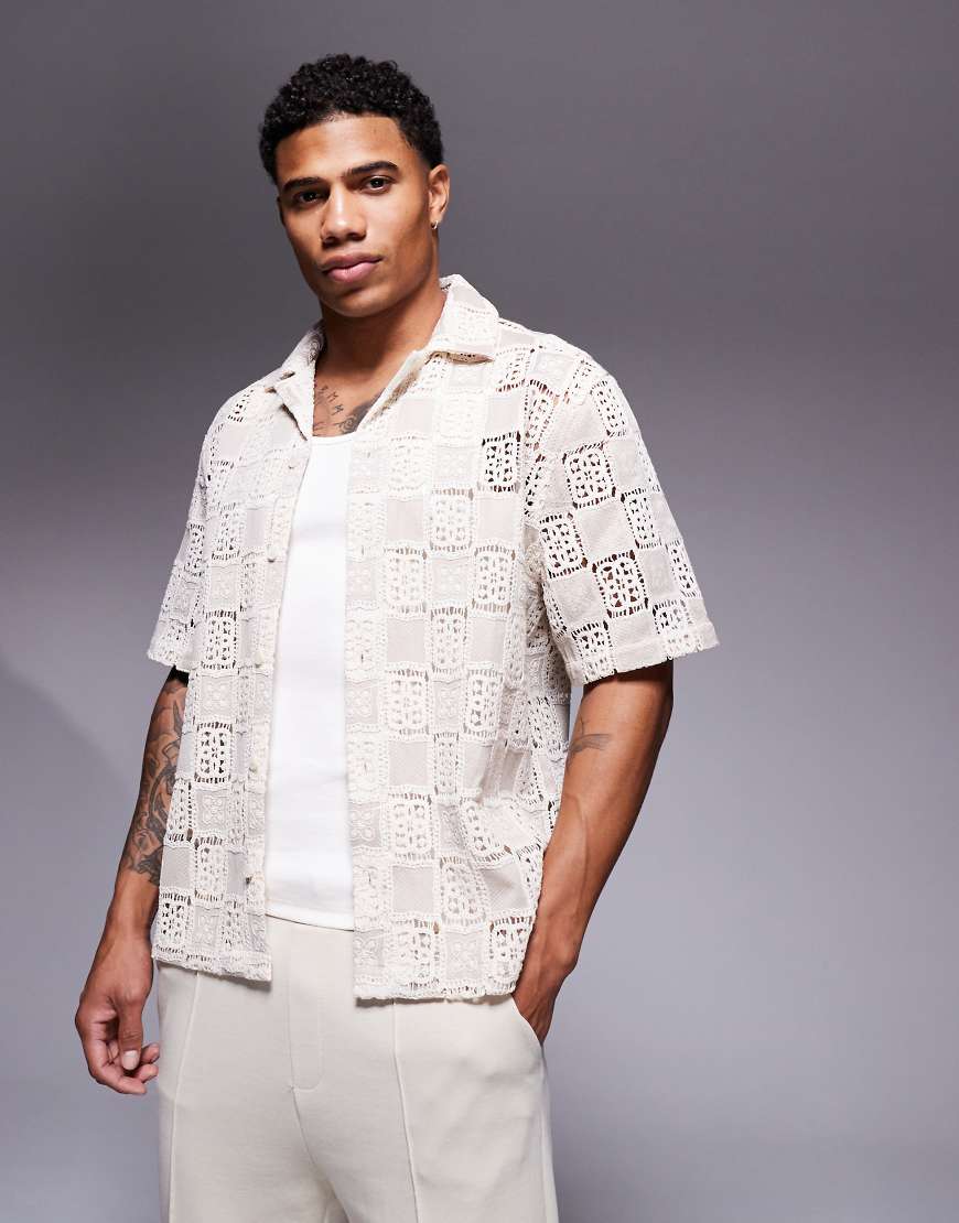 ASOS DESIGN - Kastiges, locker geschnittenes Hemd aus hochwertigem Häkelstrick in neutralem Ton ASOS DESIGN - Kastiges, locker geschnittenes Hemd aus hochwertigem Häkelstrick in neutralem Ton von ASOS DESIGN