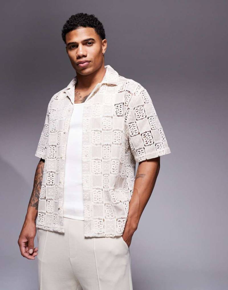 ASOS DESIGN - Kastiges, locker geschnittenes Hemd aus hochwertigem Häkelstrick in neutralem Ton von ASOS DESIGN