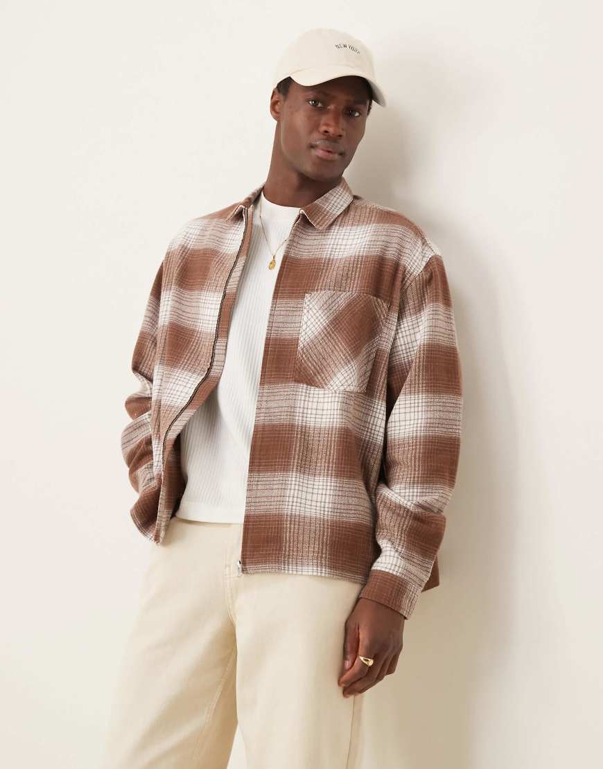 ASOS DESIGN - Kastiges, kariertes Oversize-Hemd in Braun und Weiß mit Reißverschluss-Schwarz von ASOS DESIGN