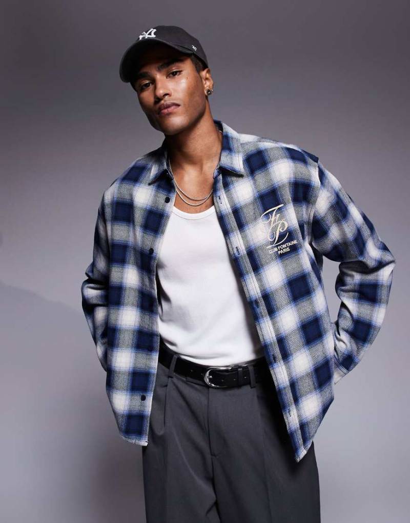 ASOS DESIGN - Kastiges, kariertes Oversize-Hemd in Marineblau mit Stickerei auf der Brust von ASOS DESIGN