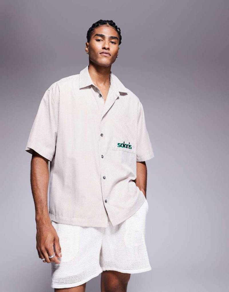 ASOS DESIGN - Kastiges, kariertes Oversize-Hemd in Beige mit Stickerei auf der Brust-Grün von ASOS DESIGN