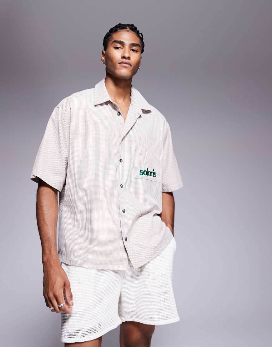ASOS DESIGN - Kastiges, kariertes Oversize-Hemd in Beige mit Stickerei auf der Brust-Grün ASOS DESIGN - Kastiges, kariertes Oversize-Hemd in Beige mit Stickerei auf der Brust-Grün von ASOS DESIGN