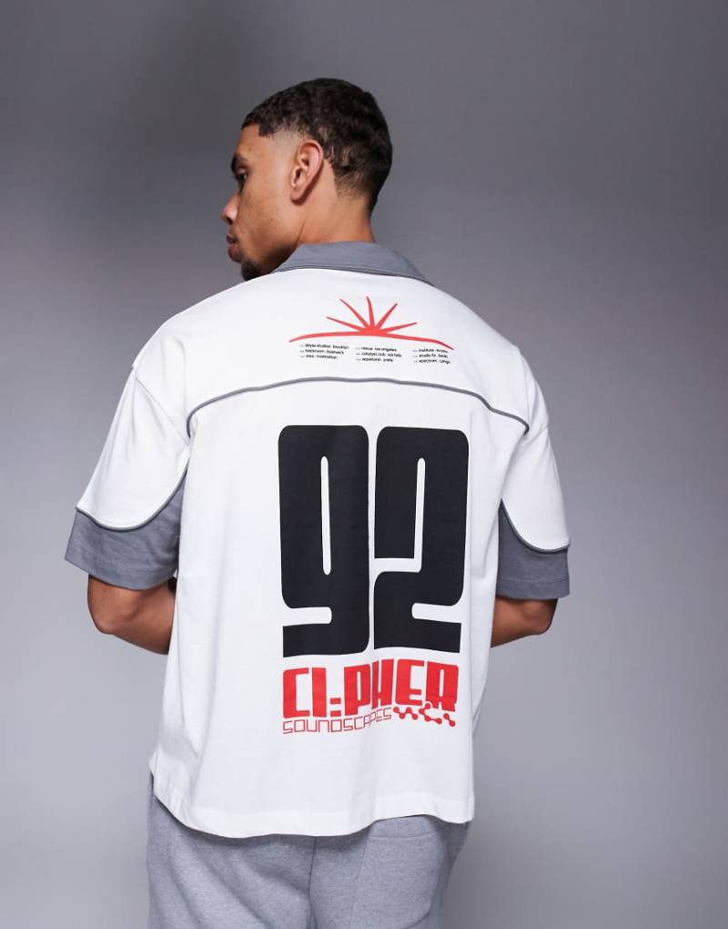 ASOS DESIGN - Kastiges, kurzärmliges Poloshirt in Braun mit City-Print-Weiß von ASOS DESIGN