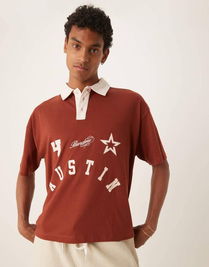 ASOS DESIGN - Kastiges, kurzärmliges Poloshirt in Braun mit City-Print von ASOS DESIGN