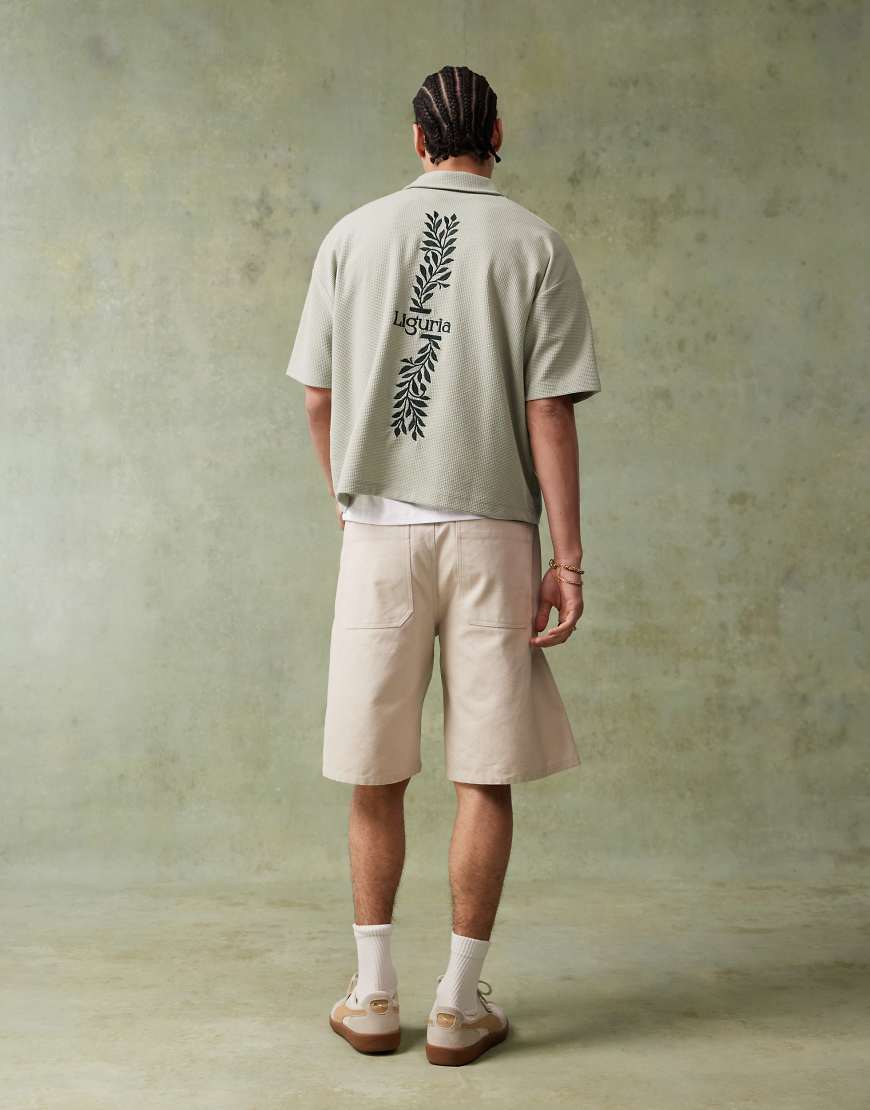 ASOS DESIGN - Kastiges, kurzärmliges Poloshirt in Grün mit Stickerei von ASOS DESIGN