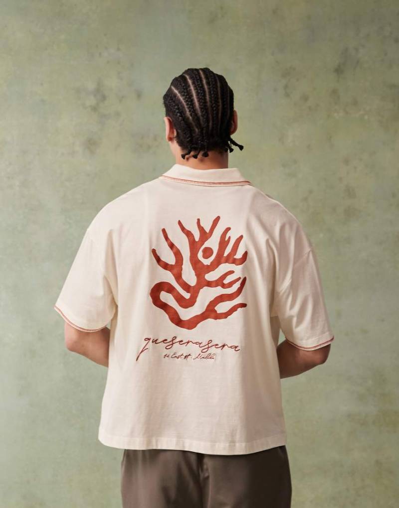 ASOS DESIGN - Kastiges, kurzärmliges Poloshirt in Wollweiß mit Stickerei auf Brusthöhe und Grafikprint am Rücken von ASOS DESIGN