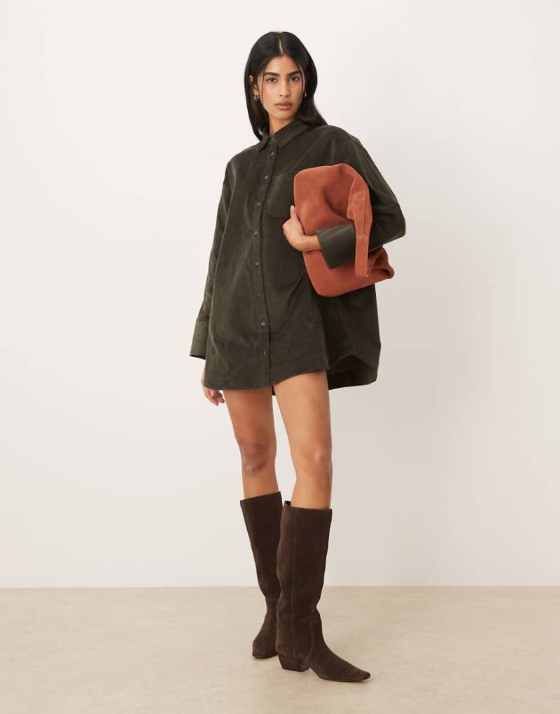 ASOS DESIGN - Kastiges, kurzes Oversize-Hemdkleid in Dunkelgrün von ASOS DESIGN