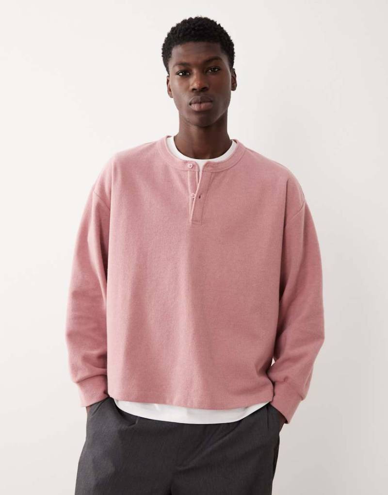 ASOS DESIGN - Kastiges, langärmliges, geripptes T-Shirt in Rosa mit Henley-Ausschnitt ASOS DESIGN - Kastiges, langärmliges, geripptes T-Shirt in Rosa mit Henley-Ausschnitt von ASOS DESIGN