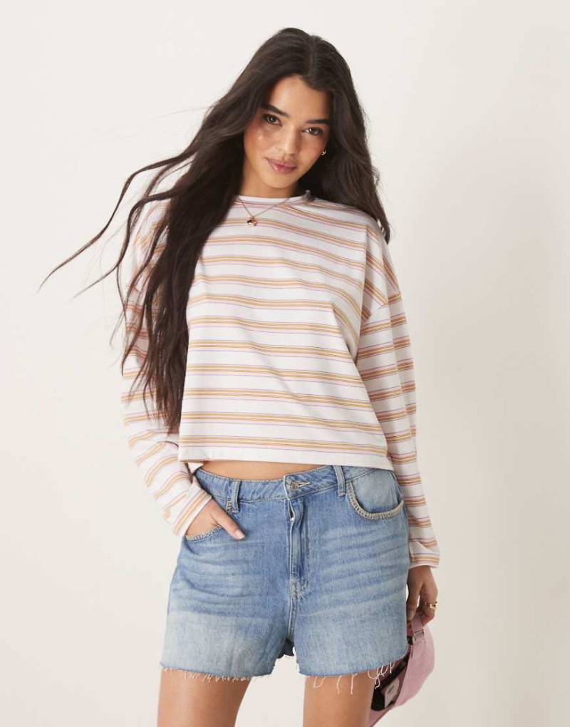 ASOS DESIGN - Kastiges, langärmliges Cropped-T-Shirt mit rosa Streifen-Bunt von ASOS DESIGN