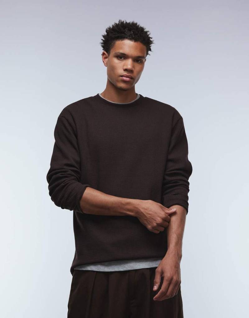 ASOS DESIGN - Kastiges, langärmliges Oversize-Shirt aus schwerem Stoff in Dunkelbraun mit Waffelstruktur-Brown von ASOS DESIGN