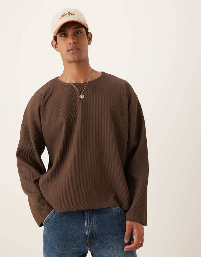 ASOS DESIGN - Kastiges, langärmliges Oversize-Shirt in Braun mit Plissee-Struktur von ASOS DESIGN