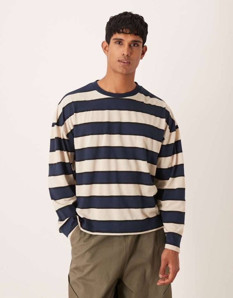 ASOS DESIGN - Kastiges, langärmliges Oversize-Shirt mit überschnittener Schulter und Streifenmuster in Blau und Braun-Bunt von ASOS DESIGN