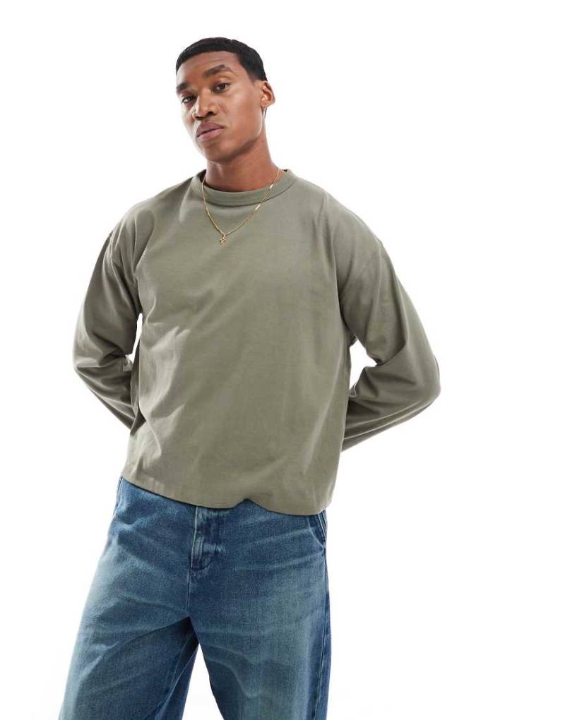 ASOS DESIGN - Kastiges, langärmliges Oversize-T-Shirt aus schwerem Material in Khaki-Grün von ASOS DESIGN