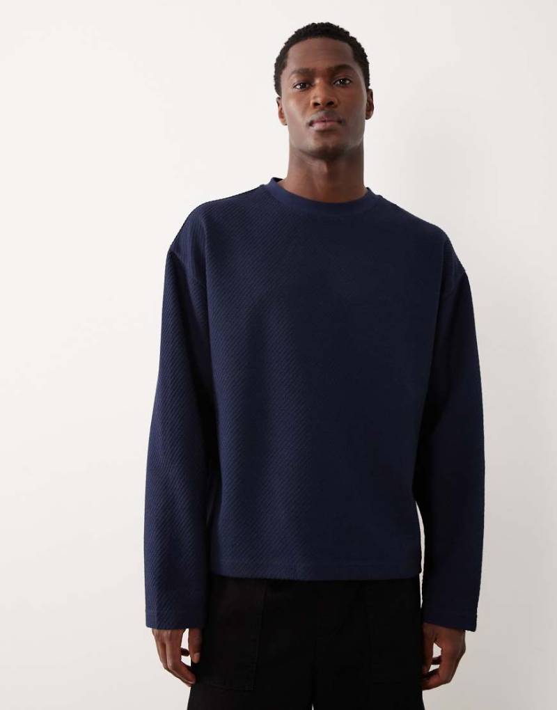 ASOS DESIGN - Kastiges, langärmliges Oversize-T-Shirt aus schwerem Material in strukturiertem Marineblau von ASOS DESIGN