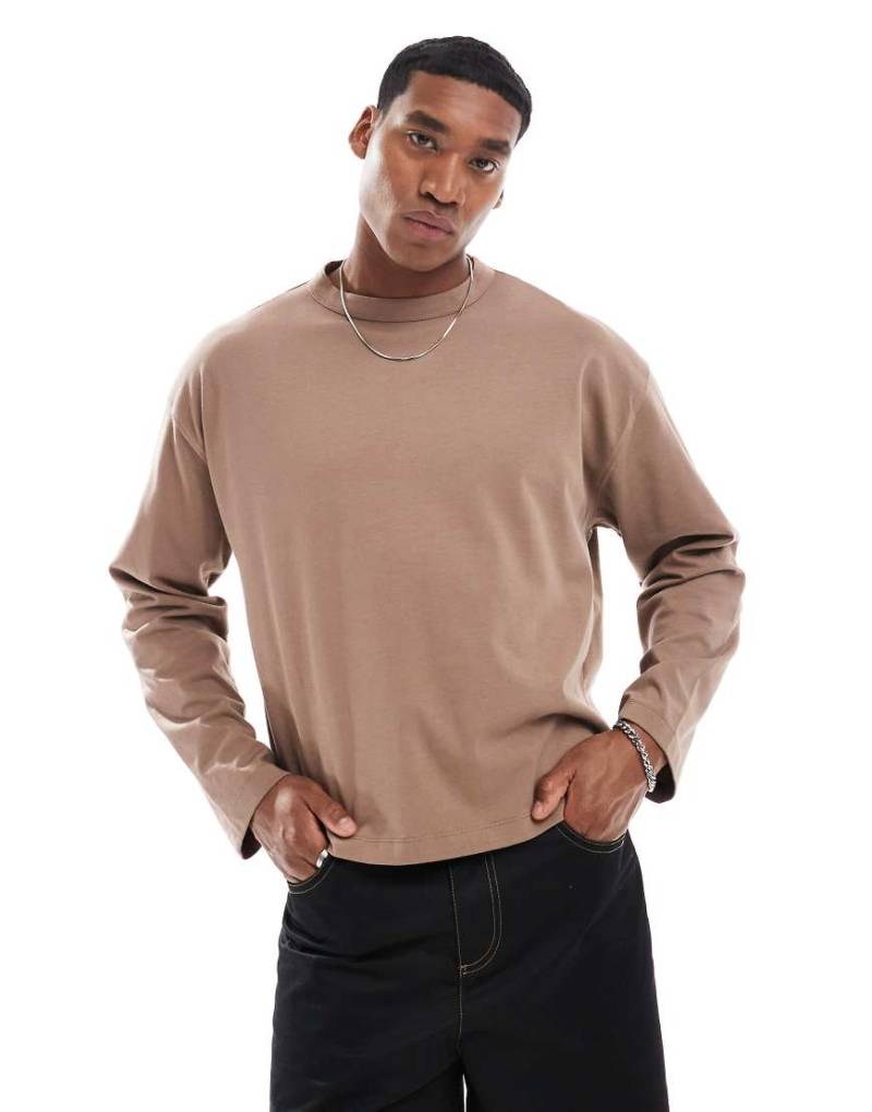 ASOS DESIGN - Kastiges, langärmliges Oversize-T-Shirt aus schwerem Stoff in Braun von ASOS DESIGN