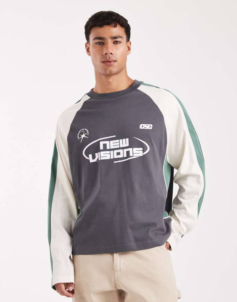 ASOS DESIGN - Kastiges, langärmliges Oversize-T-Shirt in Dunkelgrau mit abgenähten Einsätzen und Sport-Grafikprints-Bunt von ASOS DESIGN