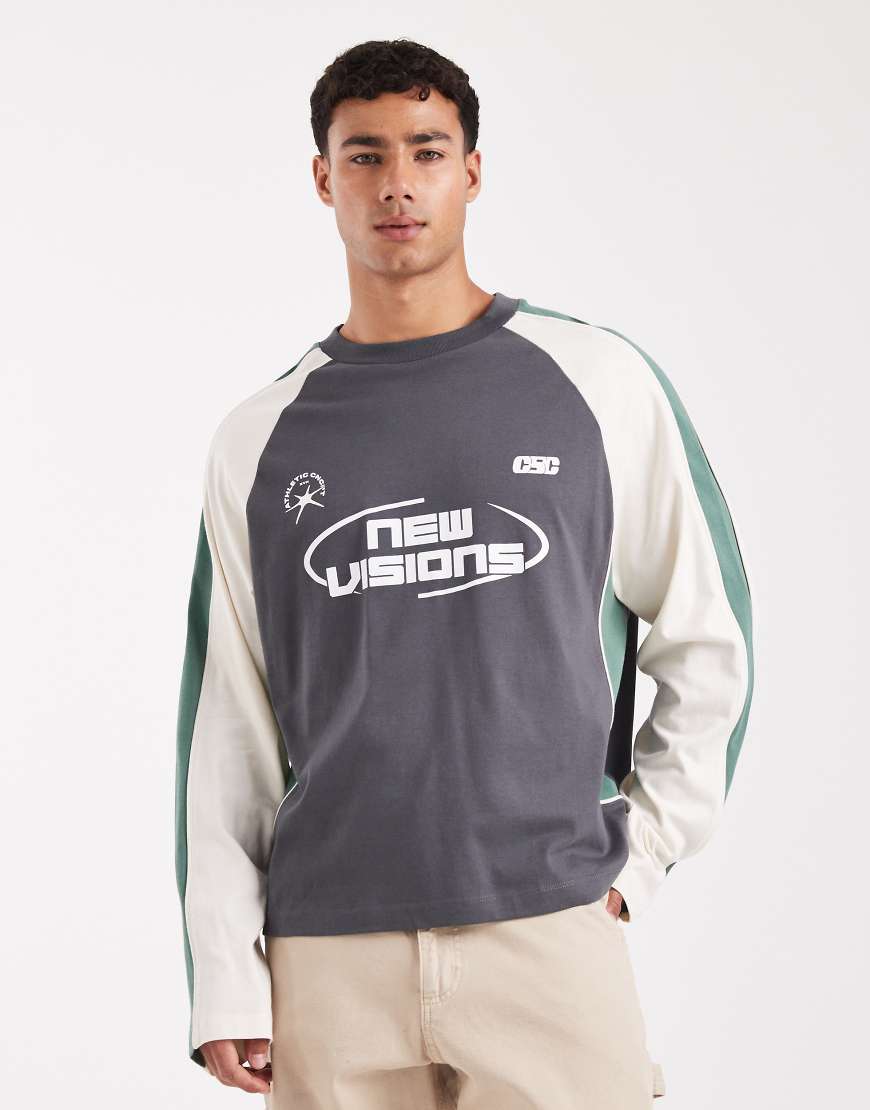 ASOS DESIGN - Kastiges, langärmliges Oversize-T-Shirt in Dunkelgrau mit abgenähten Einsätzen und Sport-Grafikprints-Bunt von ASOS DESIGN