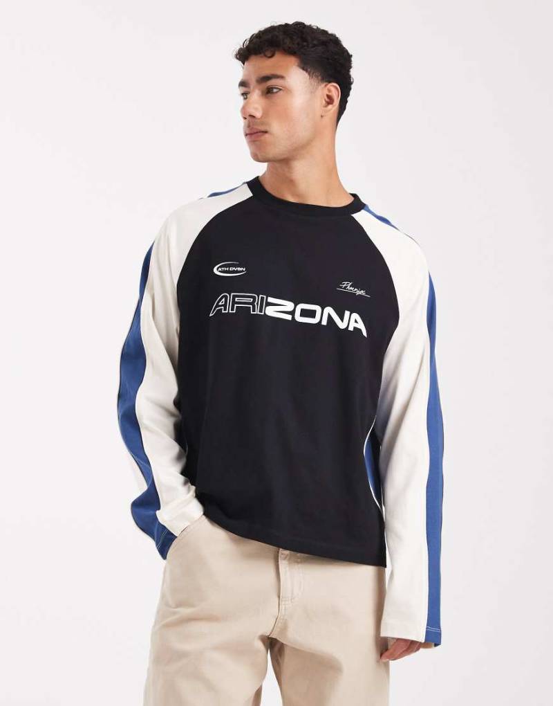 ASOS DESIGN - Kastiges, langärmliges Oversize-T-Shirt in Schwarz mit abgenähten Einsätzen und Sport-Grafikprints-Bunt von ASOS DESIGN